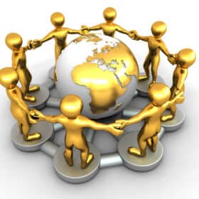 Goldene Figuren halten Hände um die Welt, symbolisieren globale Zusammenarbeit.