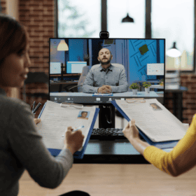 Zwei Frauen im Gespräch während eines virtuellen Trainings bei creaSKILL.