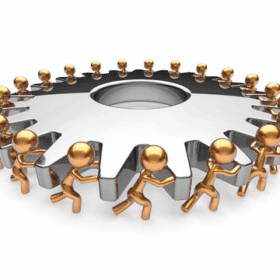 Goldene Figuren in einem Kreis, symbolisieren Teamarbeit und Zusammenarbeit.