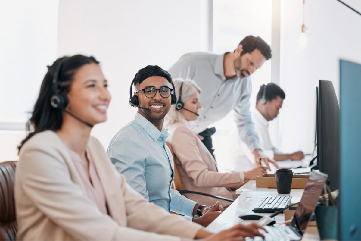 Freundliches Kundenservice-Team bei creaSKILL im Büro.