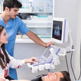 Ultraschalluntersuchung im medizinischen Labor mit Arzt und Patient.