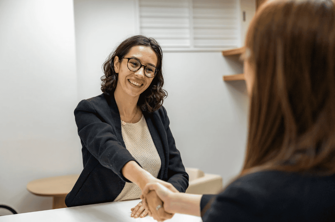 Frau beim Vorstellungsgespräch, Recruiting als Service, Personalvermittlung.