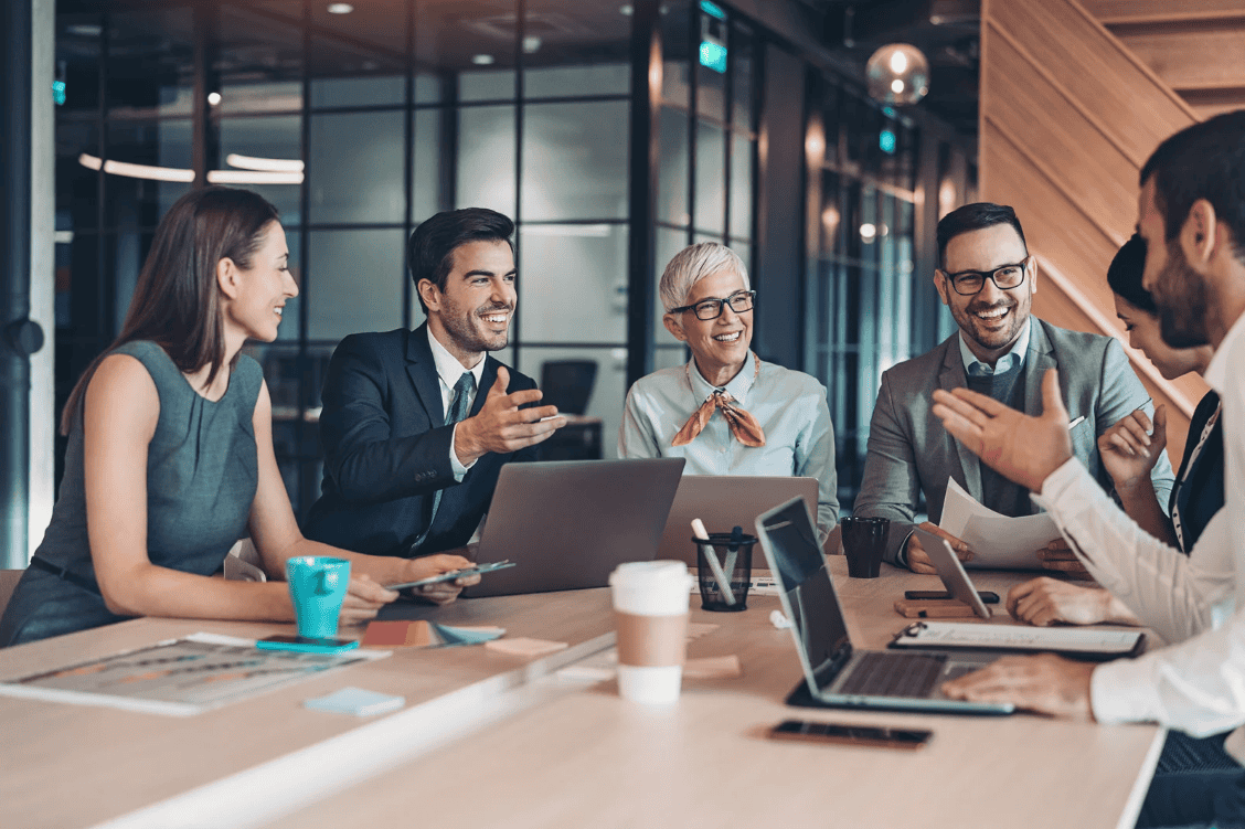 Geschäftliches Teammeeting bei creaSKILL in moderner Arbeitsumgebung.
